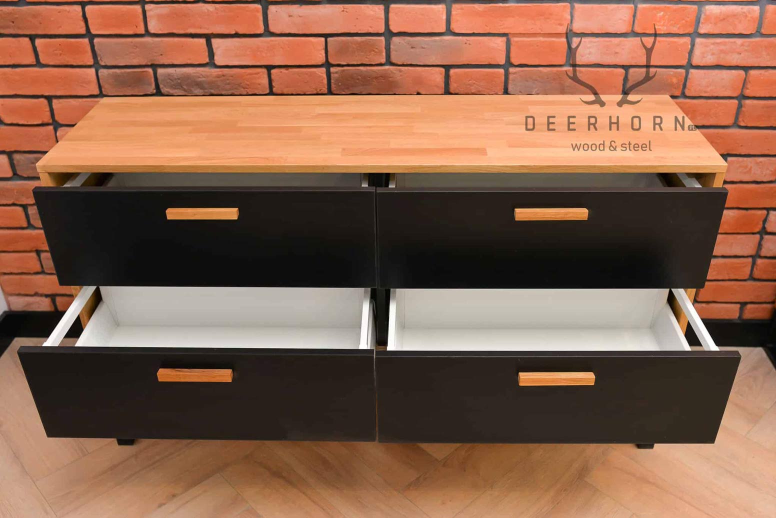 Une commode pour le bureau ou l'étude. Style moderne, loft. Noir. 140 cm de large.