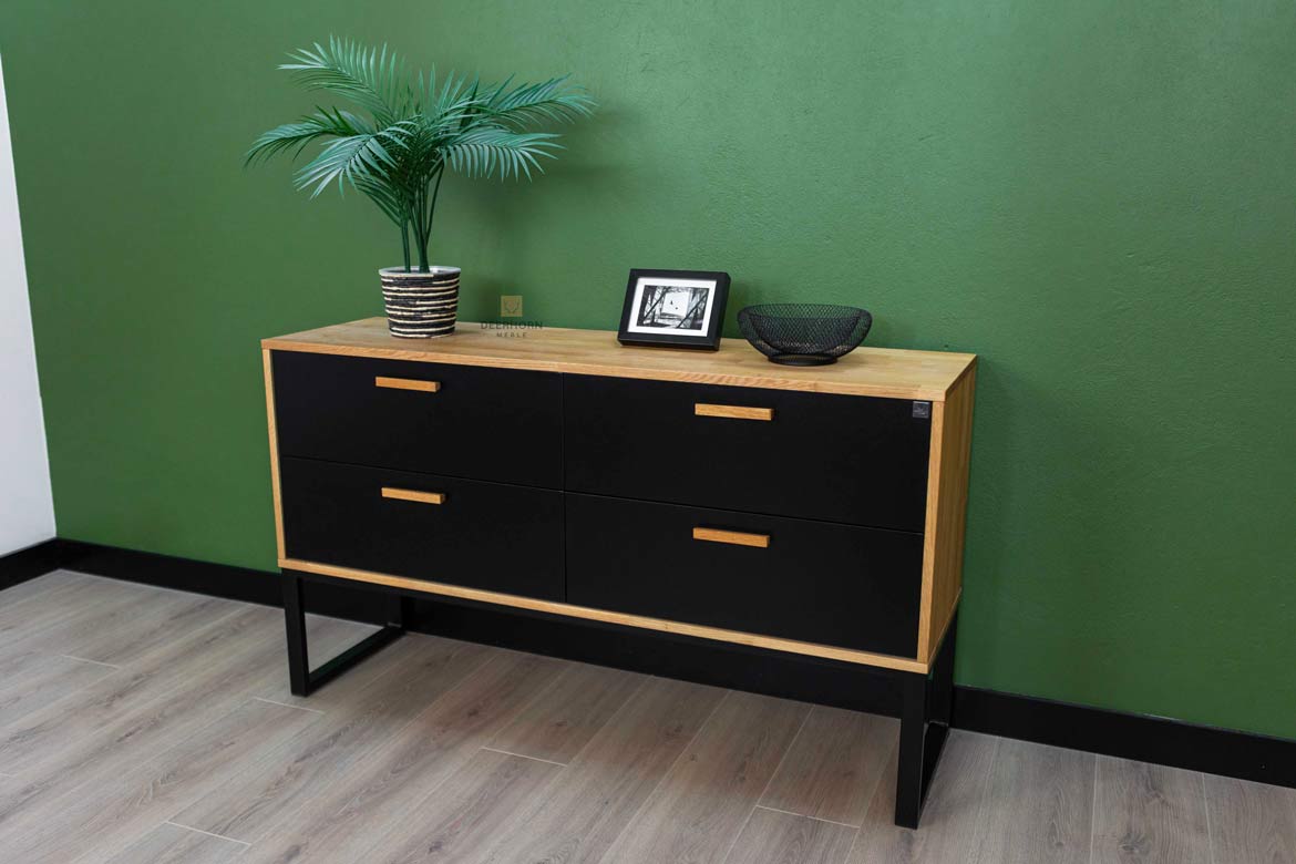 Une commode pour le bureau ou l'étude. Style moderne, loft. Noir. 140 cm de large.