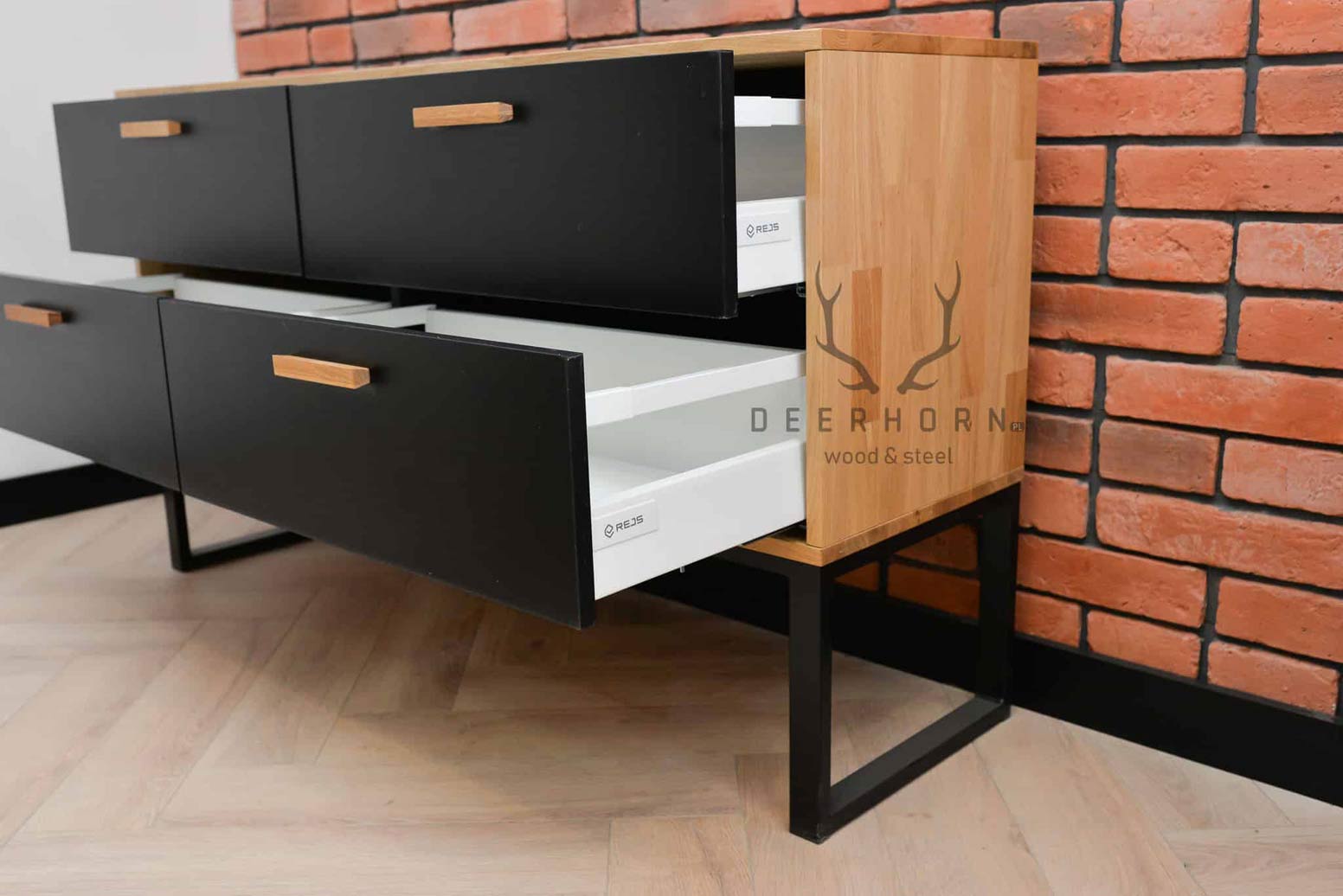 Une commode pour le bureau ou l'étude. Style moderne, loft. Noir. 140 cm de large.