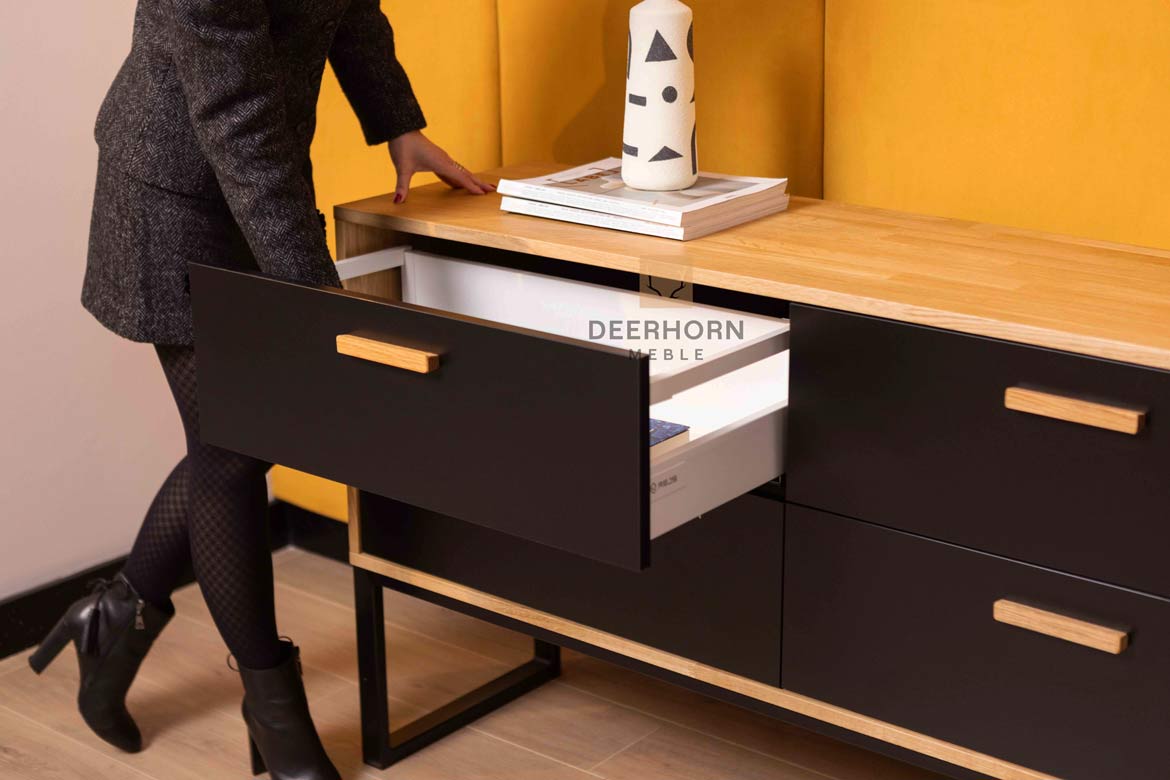 Une commode pour le bureau ou l'étude. Style moderne, loft. Noir. 140 cm de large.