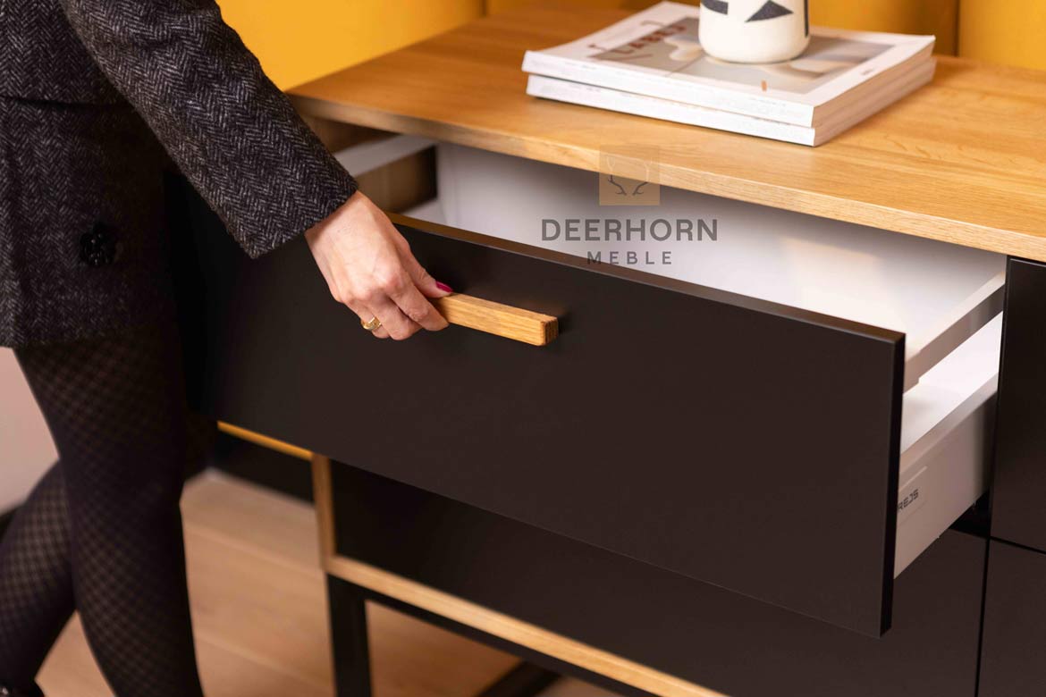 Une commode pour le bureau ou l'étude. Style moderne, loft. Noir. 140 cm de large.