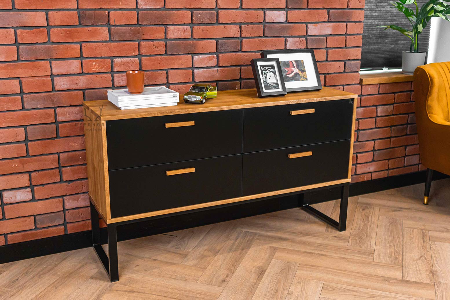 Une commode pour le bureau ou l'étude. Style moderne, loft. Noir. 140 cm de large.