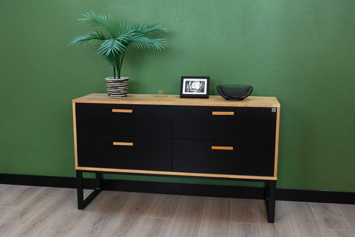 Une commode pour le bureau ou l'étude. Style moderne, loft. Noir. 140 cm de large.