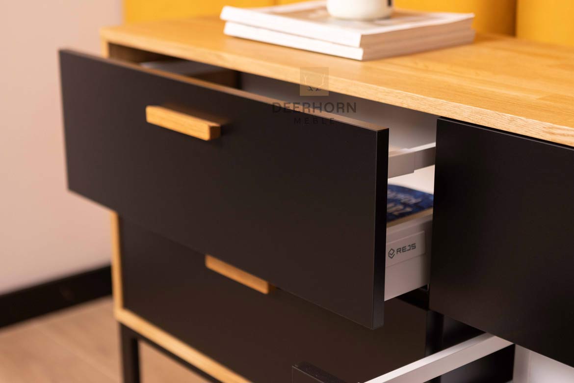 Une commode pour le bureau ou l'étude. Style moderne, loft. Noir. 140 cm de large.