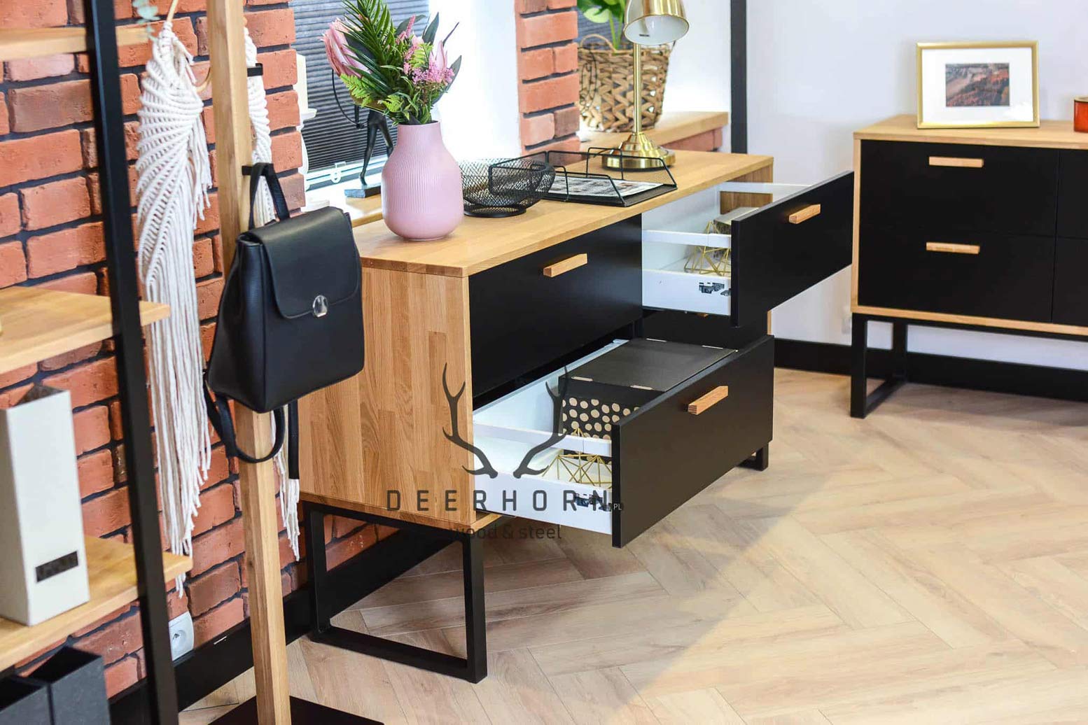 Une commode pour le bureau ou l'étude. Style moderne, loft. Noir. 140 cm de large.