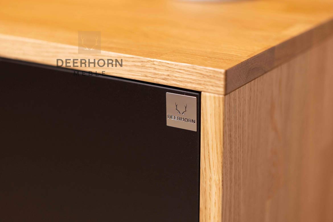 Une commode pour le bureau ou l'étude. Style moderne, loft. Noir. 140 cm de large.