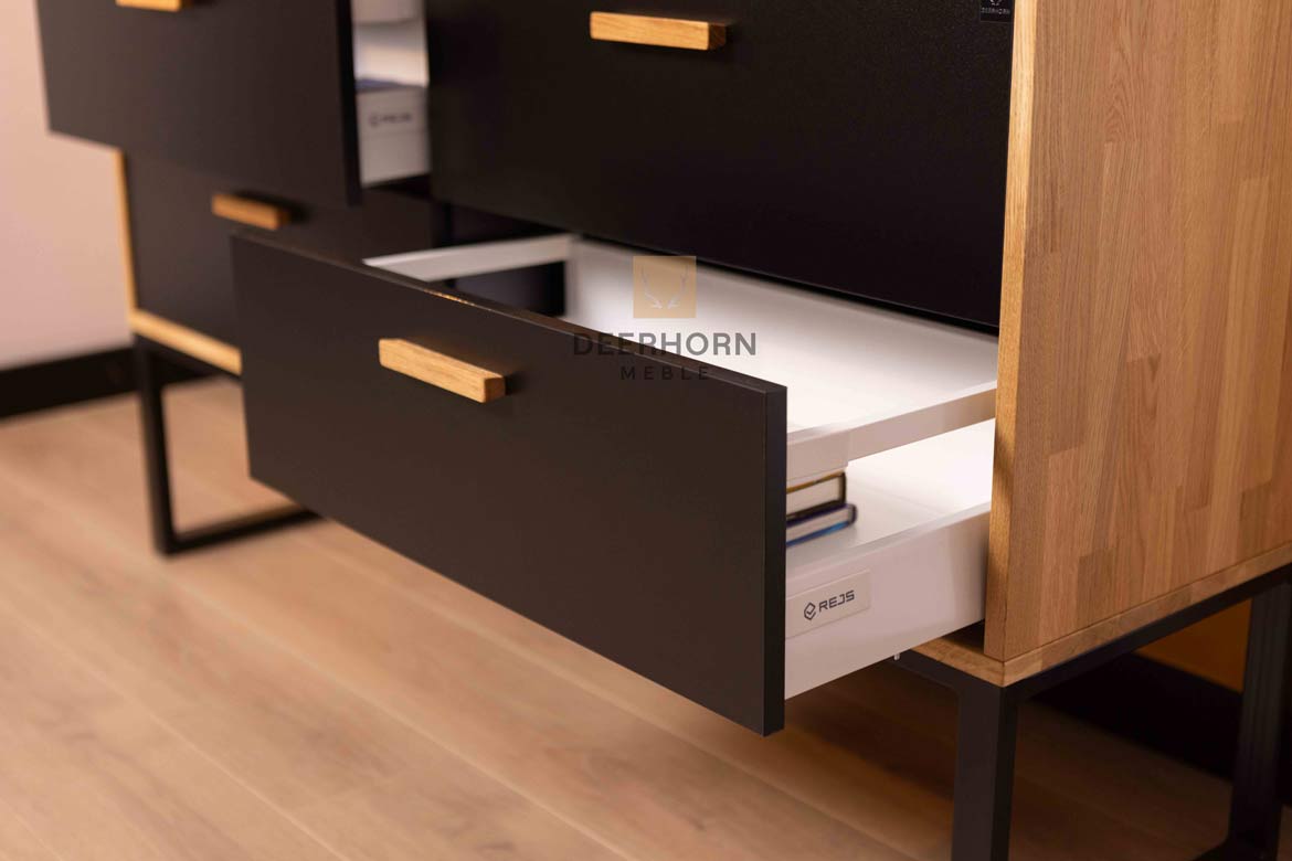 Une commode pour le bureau ou l'étude. Style moderne, loft. Noir. 140 cm de large.