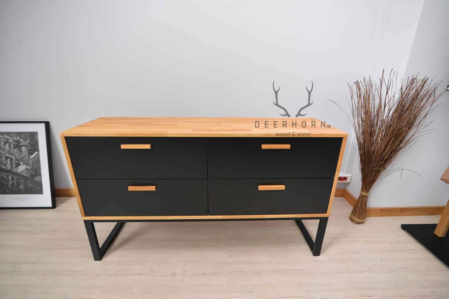 Une commode pour le bureau ou l'étude. Style moderne, loft. Noir. 140 cm de large.
