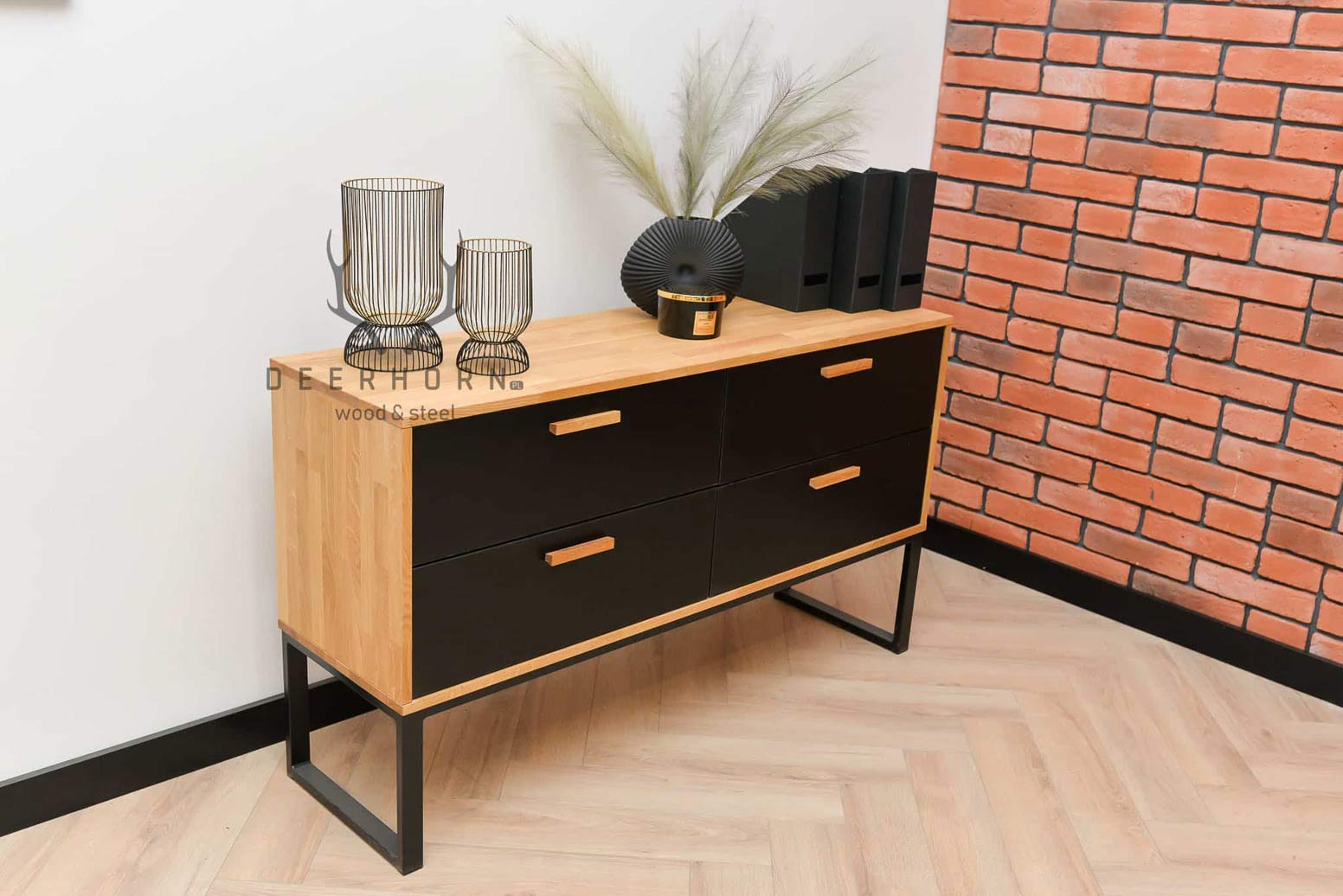 Une commode pour le bureau ou l'étude. Style moderne, loft. Noir. 140 cm de large.