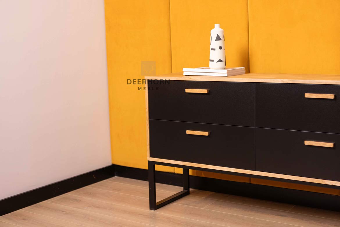 Une commode pour le bureau ou l'étude. Style moderne, loft. Noir. 140 cm de large.