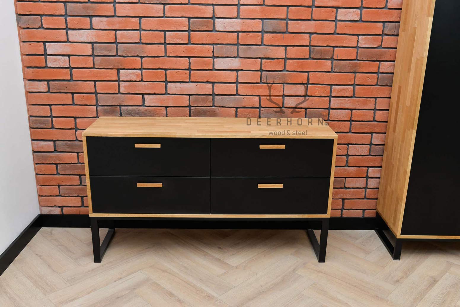 Une commode pour le bureau ou l'étude. Style moderne, loft. Noir. 140 cm de large.