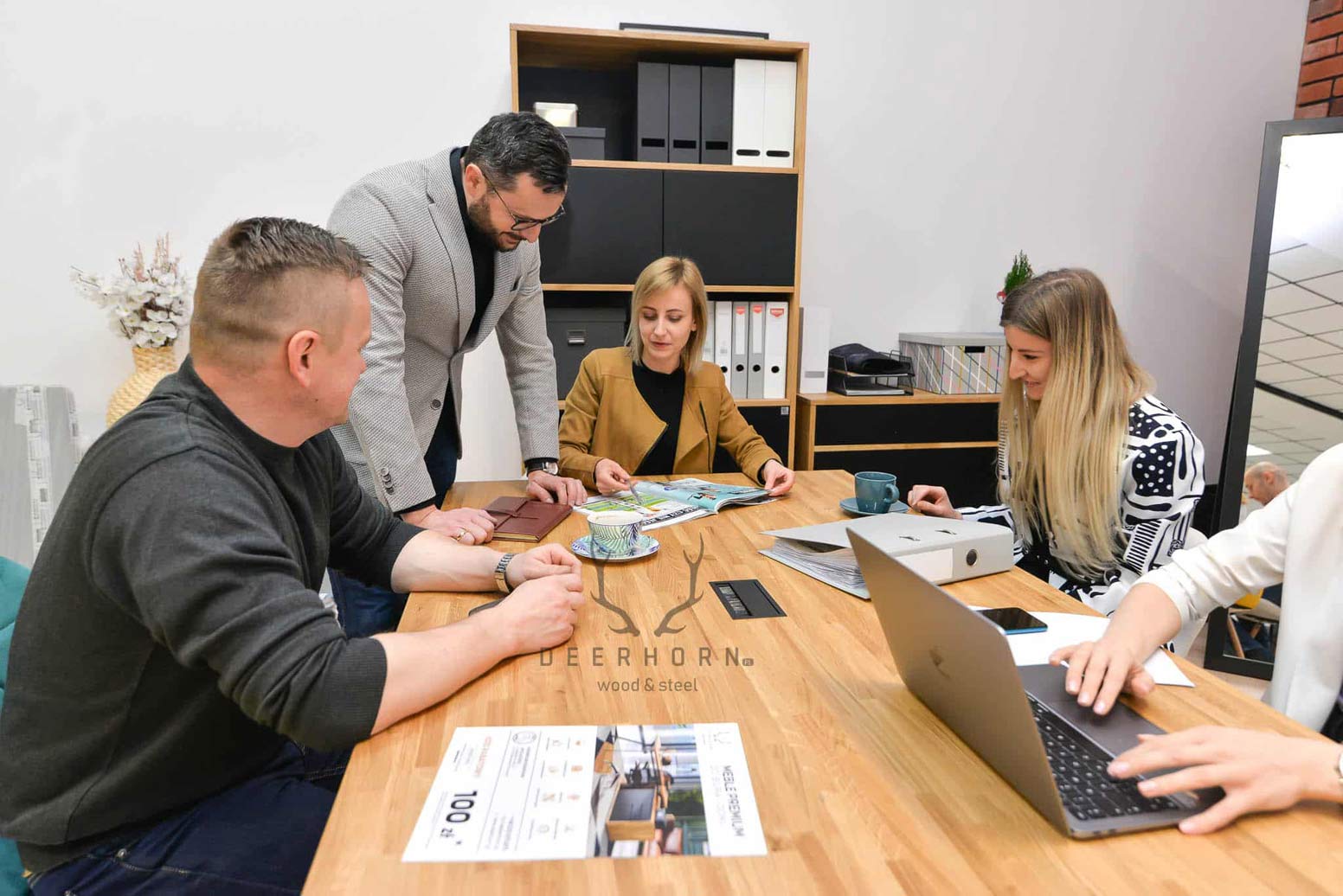 Table de conférence avec plateau en bois 270x100cm avec trous pour câbles