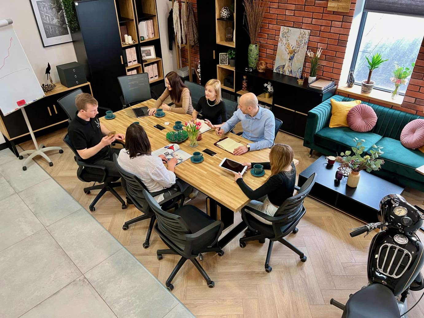 Table de conférence avec plateau en bois 250x100cm avec trous pour câbles