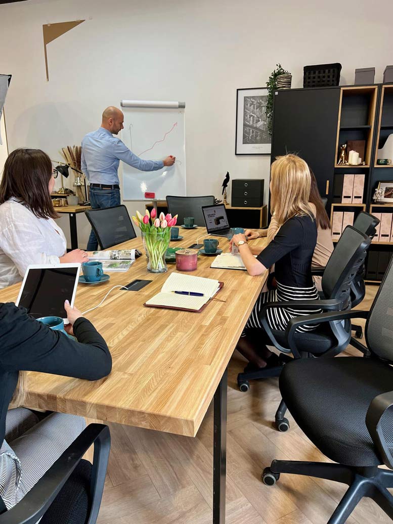 Table de conférence avec plateau en bois 250x100cm avec trous pour câbles