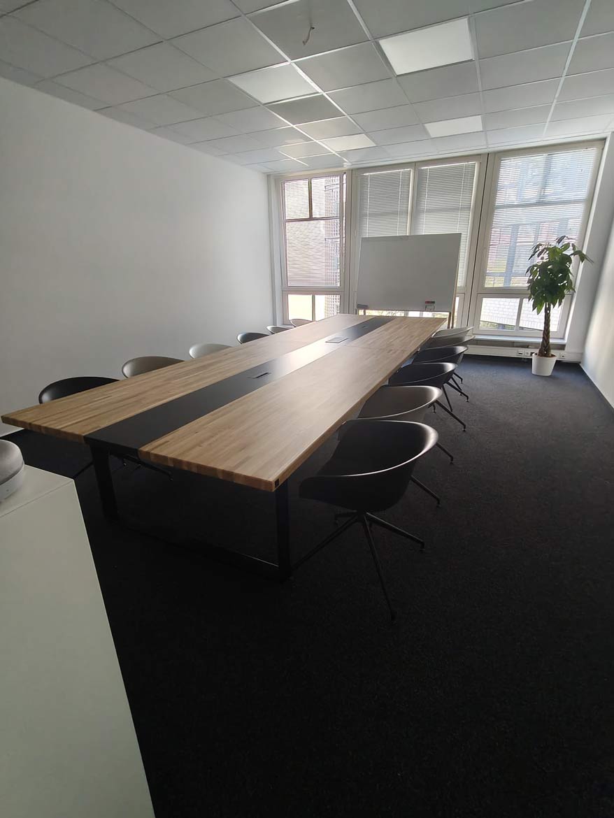 Une table de réunion qui a du caractère – réalisation pour une entreprise en Allemagne