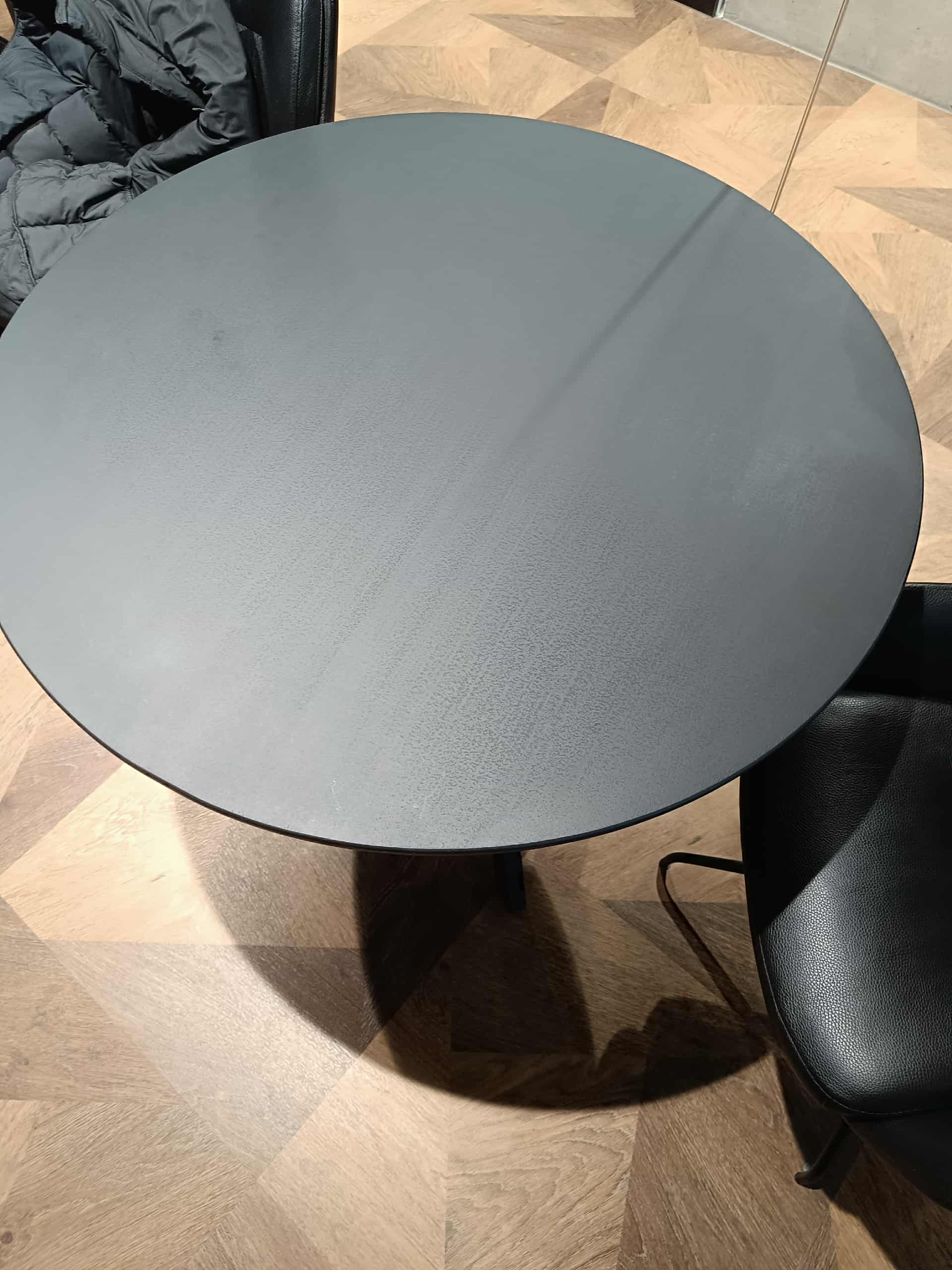 Table ronde noire - réalisation pour un client