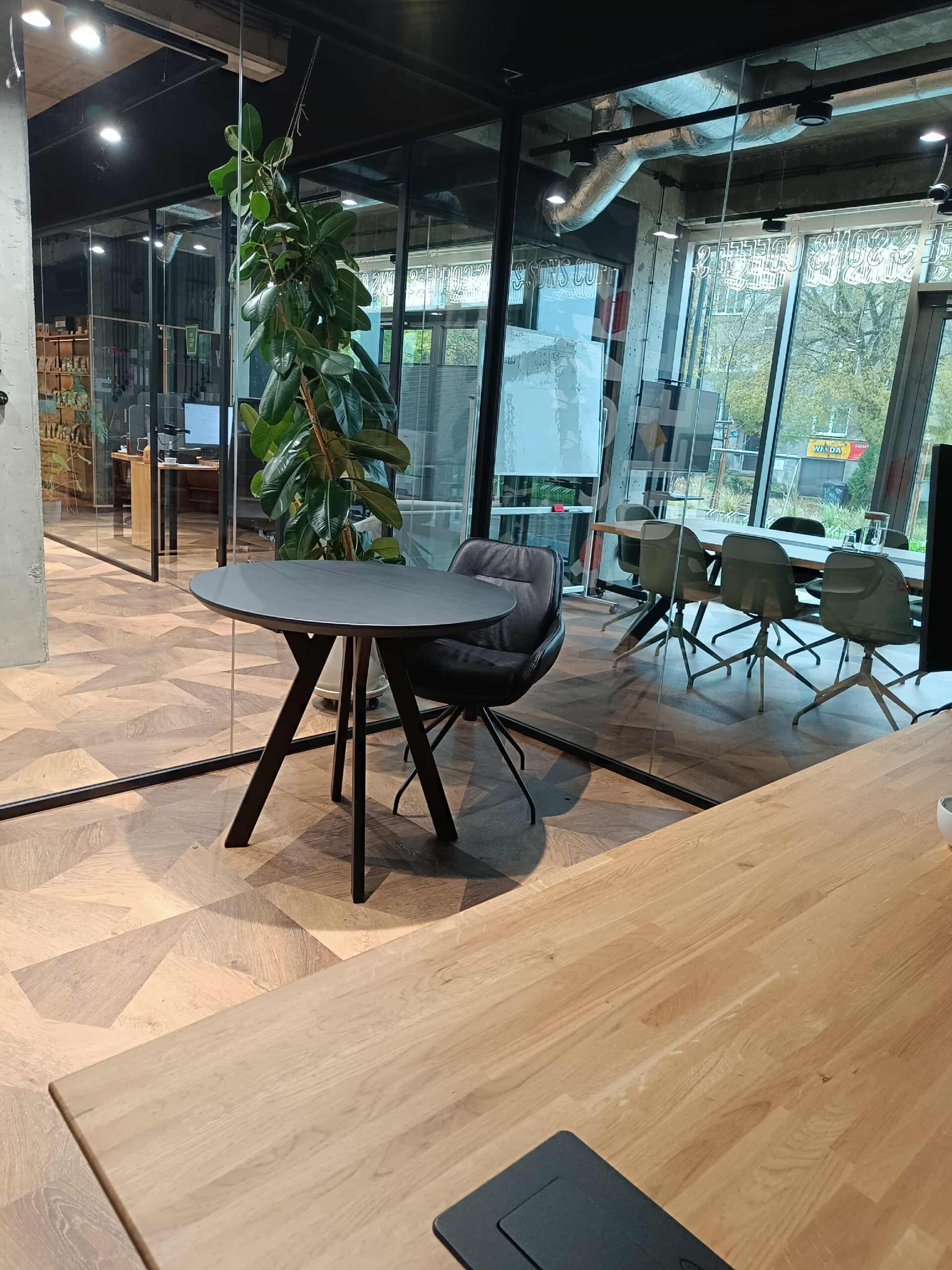 Table ronde noire - réalisation pour un client
