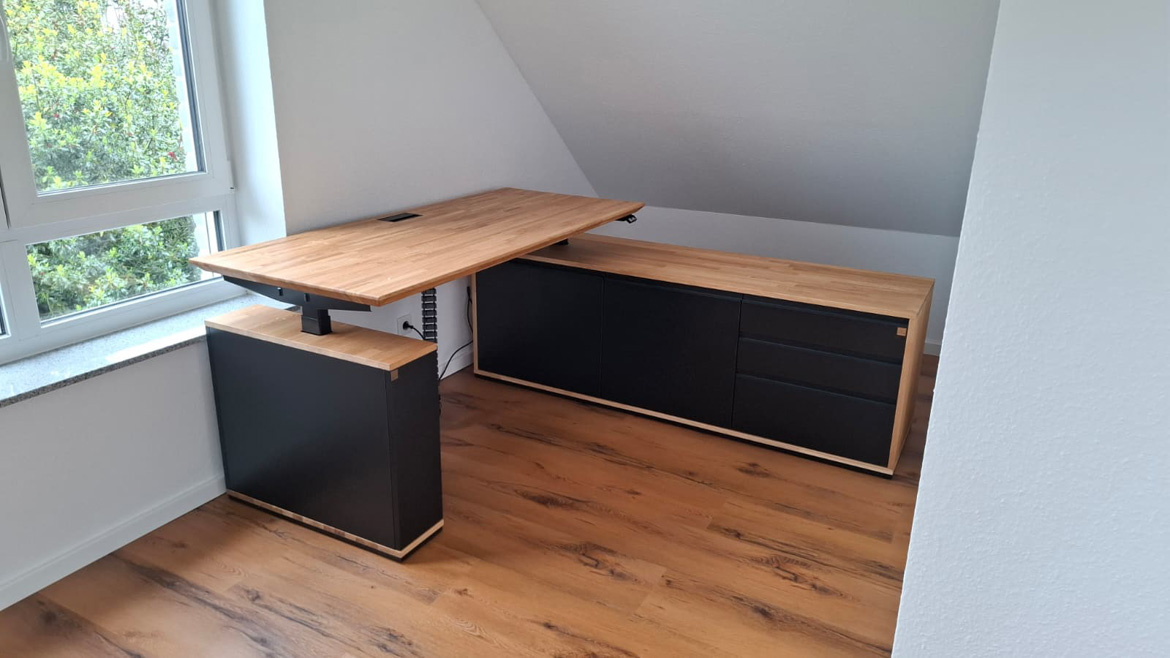 Bureau d'angle à hauteur réglable pour un bureau à domicile sous pente, destiné à Mme Katarzyna de Leichlingen, en Allemagne