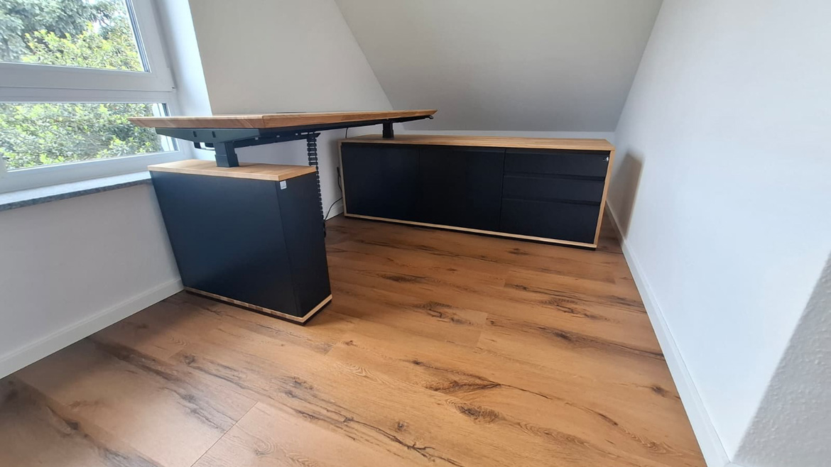 Bureau d'angle à hauteur réglable pour un bureau à domicile sous pente, destiné à Mme Katarzyna de Leichlingen, en Allemagne