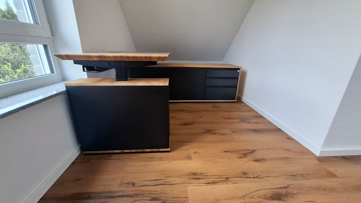 Bureau d'angle à hauteur réglable pour un bureau à domicile sous pente, destiné à Mme Katarzyna de Leichlingen, en Allemagne