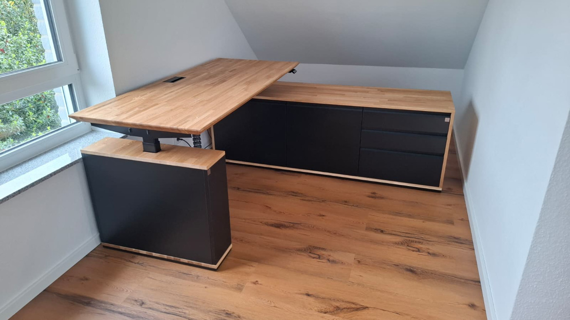 Bureau d'angle à hauteur réglable pour un bureau à domicile sous pente, destiné à Mme Katarzyna de Leichlingen, en Allemagne