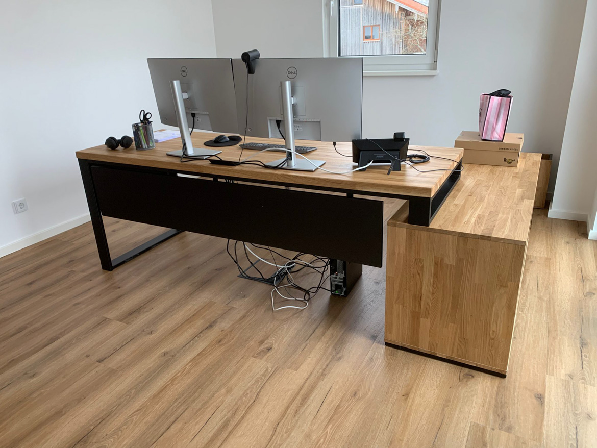 Bureau d'angle avec caisson agrandi pour la société SenCom GmbH à Feldkirchen-Westerham (Allemagne)