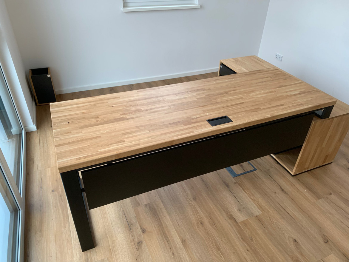 Bureau d'angle avec caisson agrandi pour la société SenCom GmbH à Feldkirchen-Westerham (Allemagne)