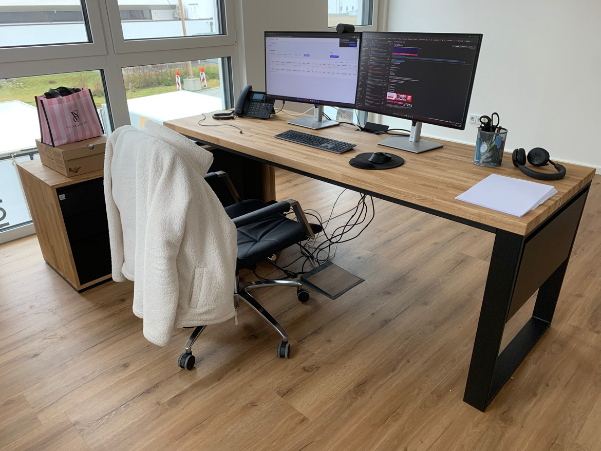 Bureau d'angle avec caisson agrandi pour la société SenCom GmbH à Feldkirchen-Westerham (Allemagne)