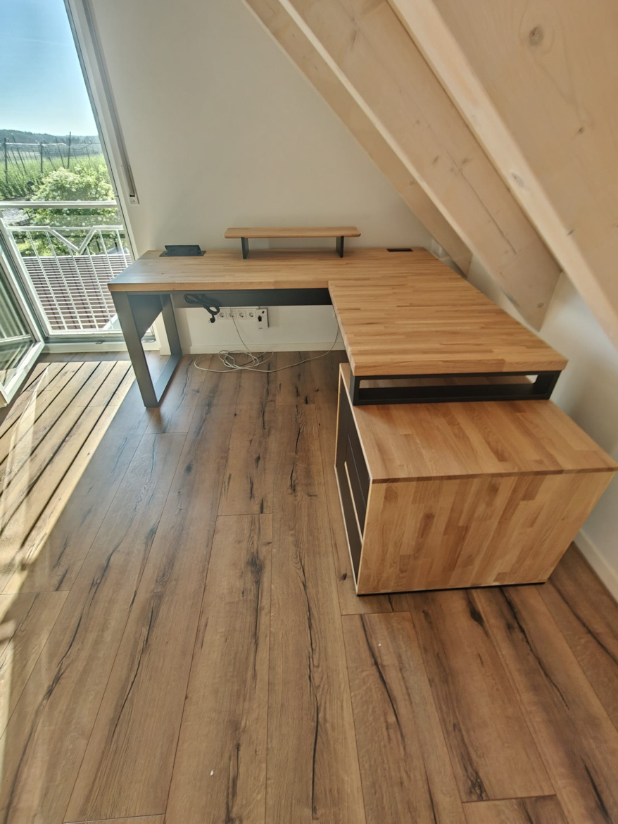 Bureau d'angle pour le bureau aménagé dans les combles de M. Aleksander, à Au in der Hallertau (Allemagne)
