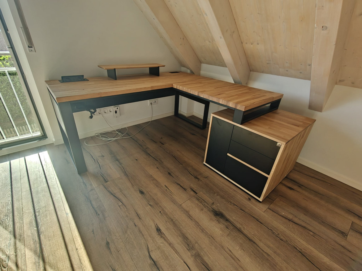 Bureau d'angle pour le bureau aménagé dans les combles de M. Aleksander, à Au in der Hallertau (Allemagne)