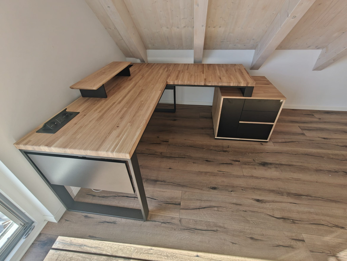 Bureau d'angle pour le bureau aménagé dans les combles de M. Aleksander, à Au in der Hallertau (Allemagne)