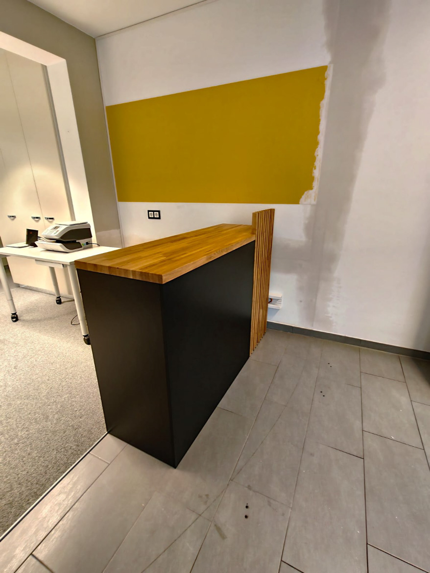 Petit comptoir d'accueil pour le cabinet d'expertise comptable Hallermeier à Altdorf (Allemagne)