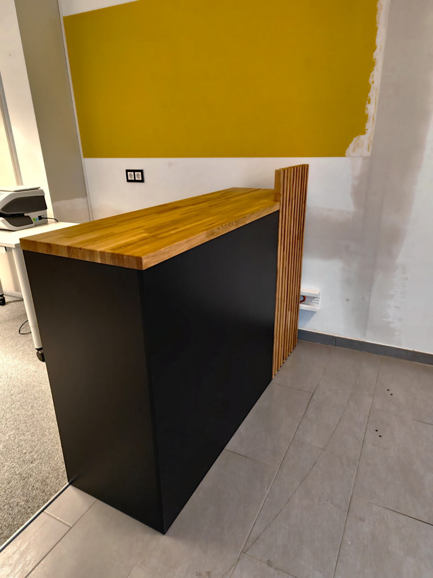 Petit comptoir d'accueil pour le cabinet d'expertise comptable Hallermeier à Altdorf (Allemagne)