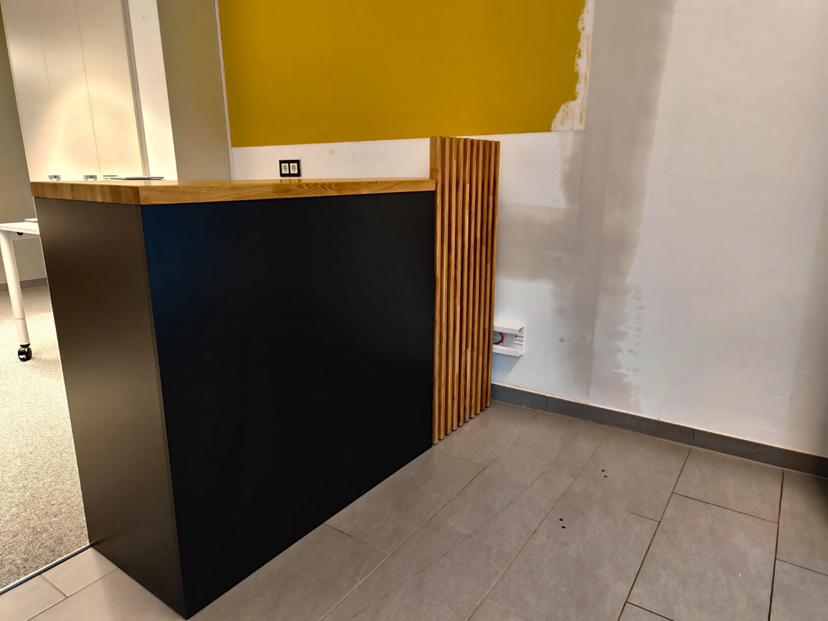 Petit comptoir d'accueil pour le cabinet d'expertise comptable Hallermeier à Altdorf (Allemagne)