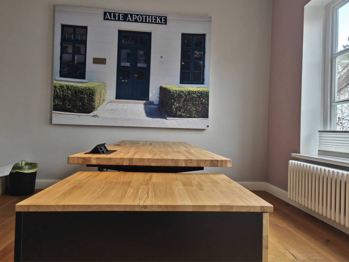 Bureau réglable avec caisson pour le cabinet Ehlers und Schaefer Steuerberater à Brême (Allemagne)