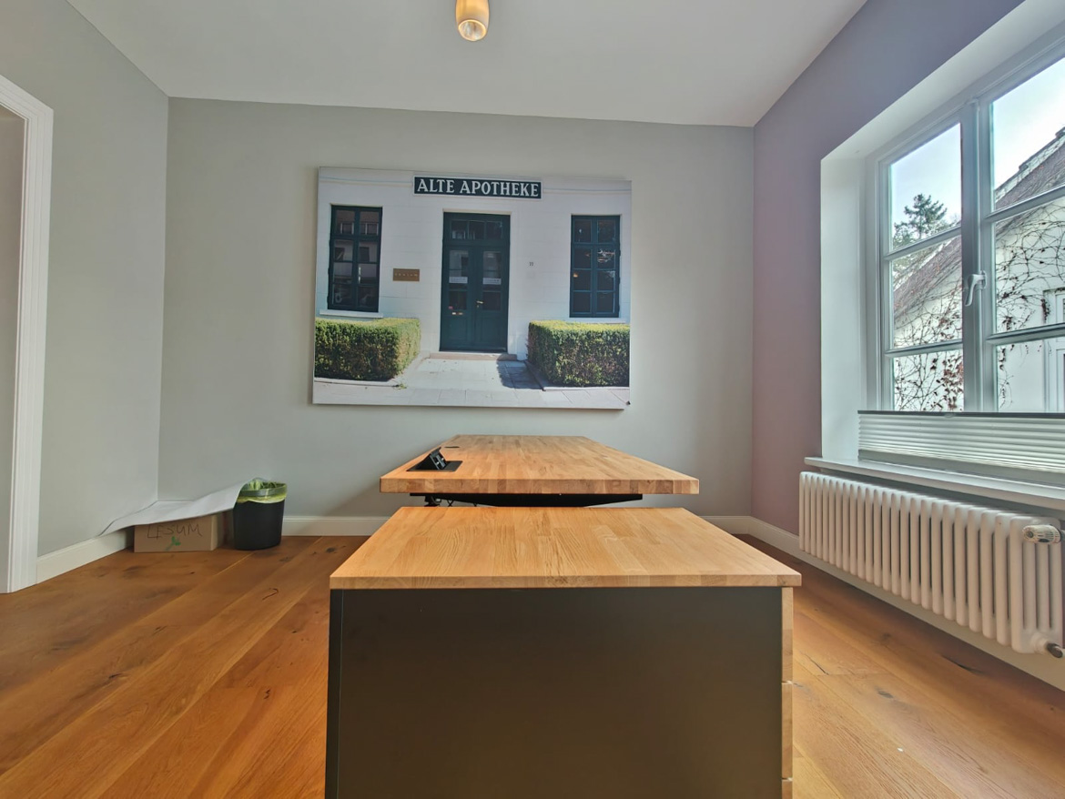 Bureau réglable avec caisson pour le cabinet Ehlers und Schaefer Steuerberater à Brême (Allemagne)