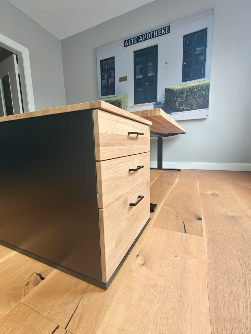 Bureau réglable avec caisson pour le cabinet Ehlers und Schaefer Steuerberater à Brême (Allemagne)