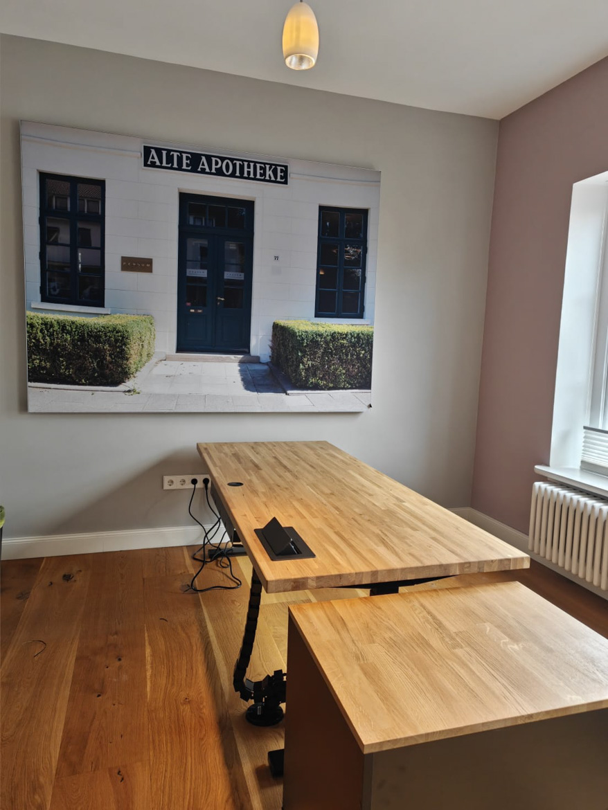 Bureau réglable avec caisson pour le cabinet Ehlers und Schaefer Steuerberater à Brême (Allemagne)