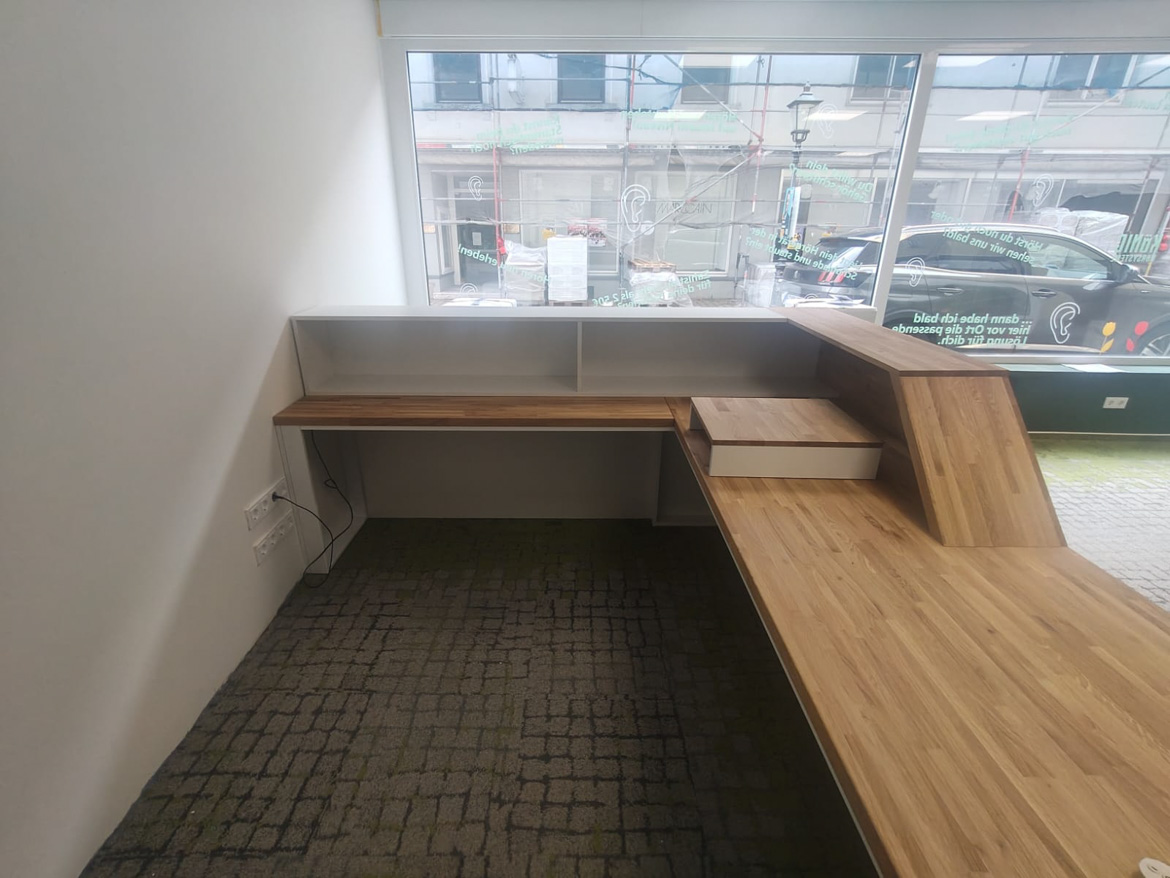 Comptoir d'accueil à lamelles pour un magasin d'appareils auditifs à Kirchheimbolanden (Allemagne)