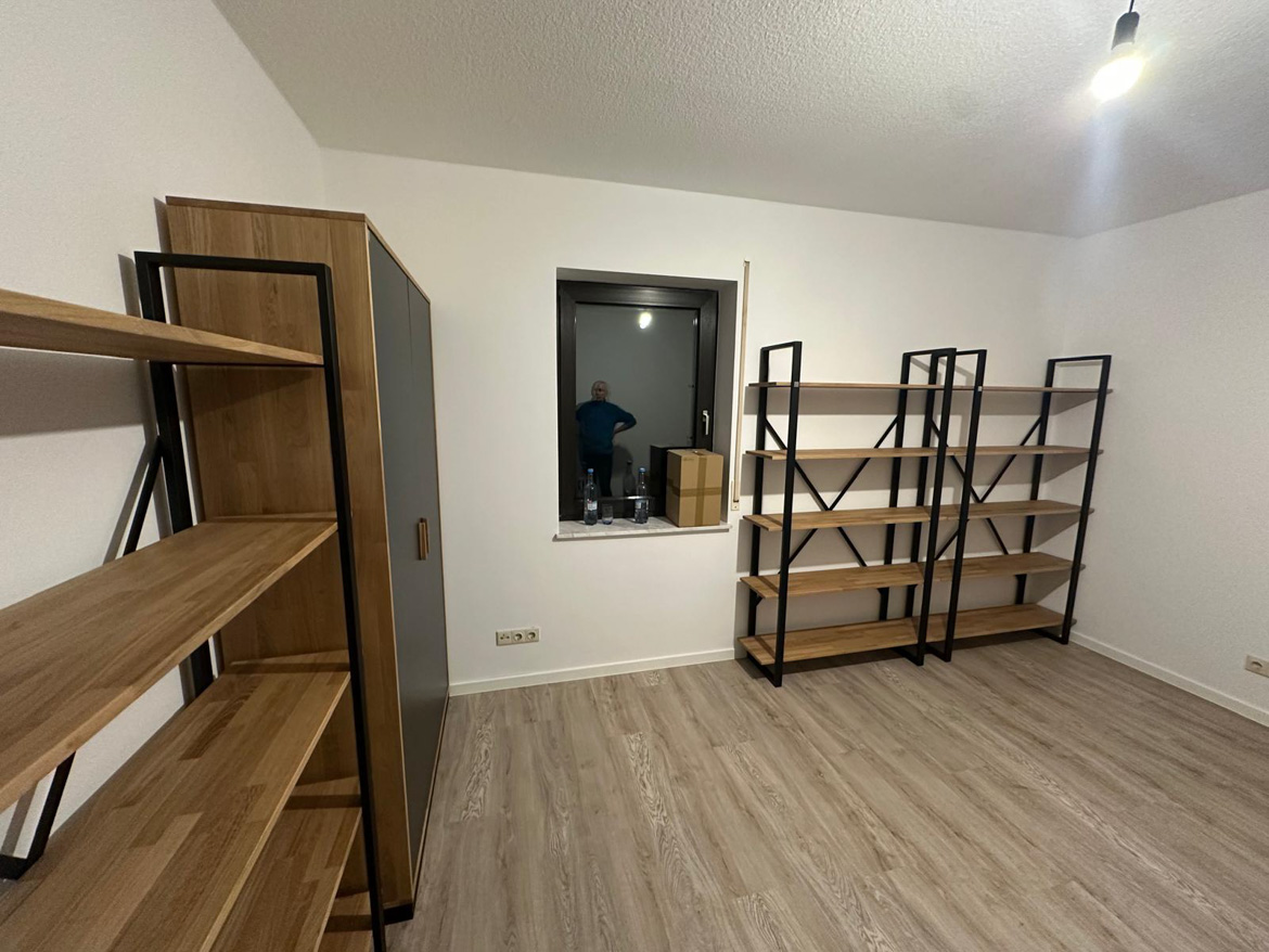 Bureau avec étagères et bureau pour un client allemand
