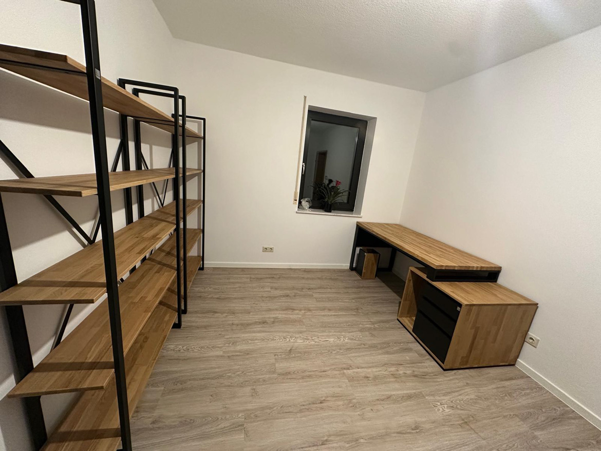 Bureau avec étagères et bureau pour un client allemand