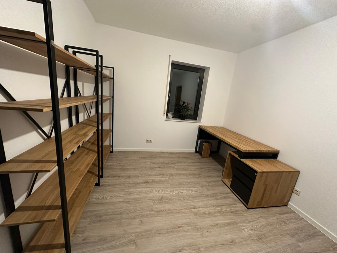 Bureau avec étagères et bureau pour un client allemand