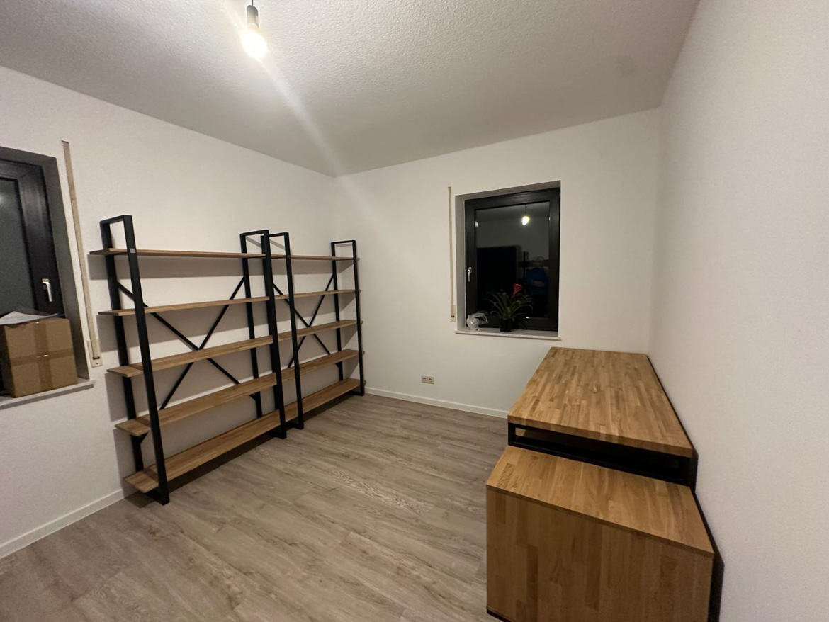 Bureau avec étagères et bureau pour un client allemand