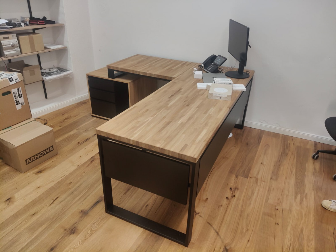 Bureau d'angle avec caisson pour un cabinet spécialisé à Bayreuth