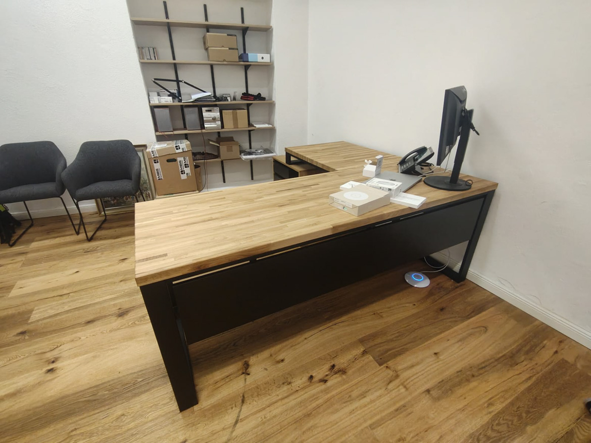 Bureau d'angle avec caisson pour un cabinet spécialisé à Bayreuth