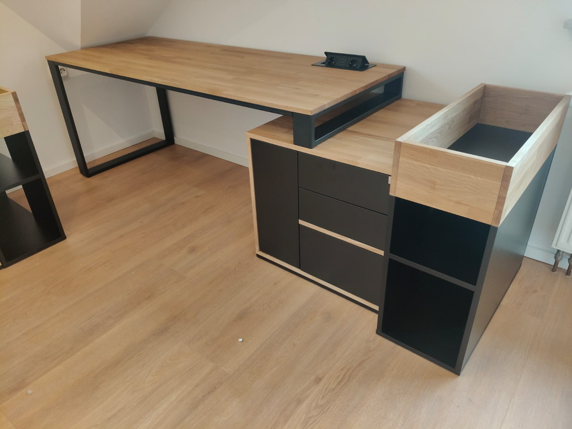 Bureau avec caisson et jardinière pour le cabinet de conseil en gestion de patrimoine à Bensheim, en Allemagne