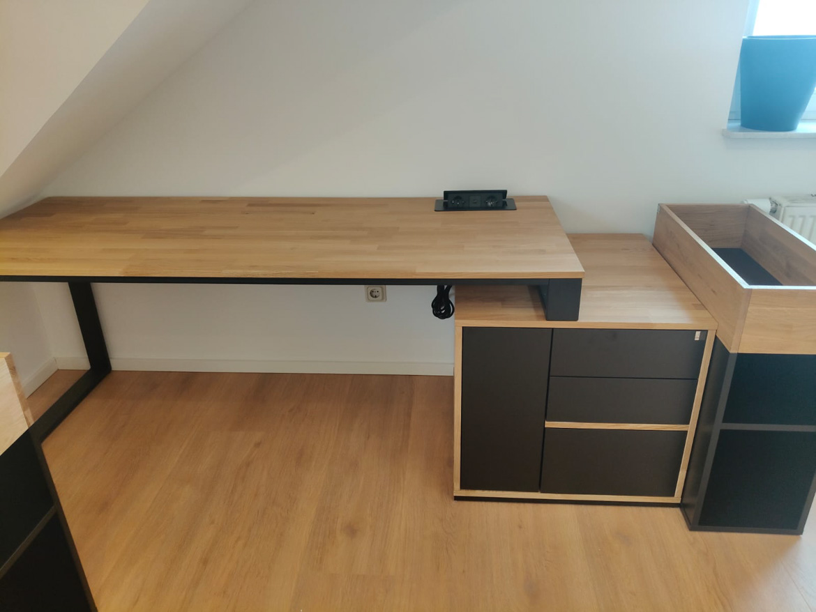 Bureau avec caisson et jardinière pour le cabinet de conseil en gestion de patrimoine à Bensheim, en Allemagne