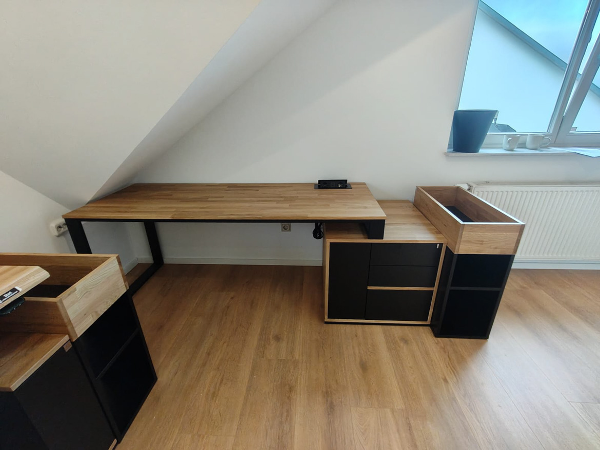 Bureau avec caisson et jardinière pour le cabinet de conseil en gestion de patrimoine à Bensheim, en Allemagne