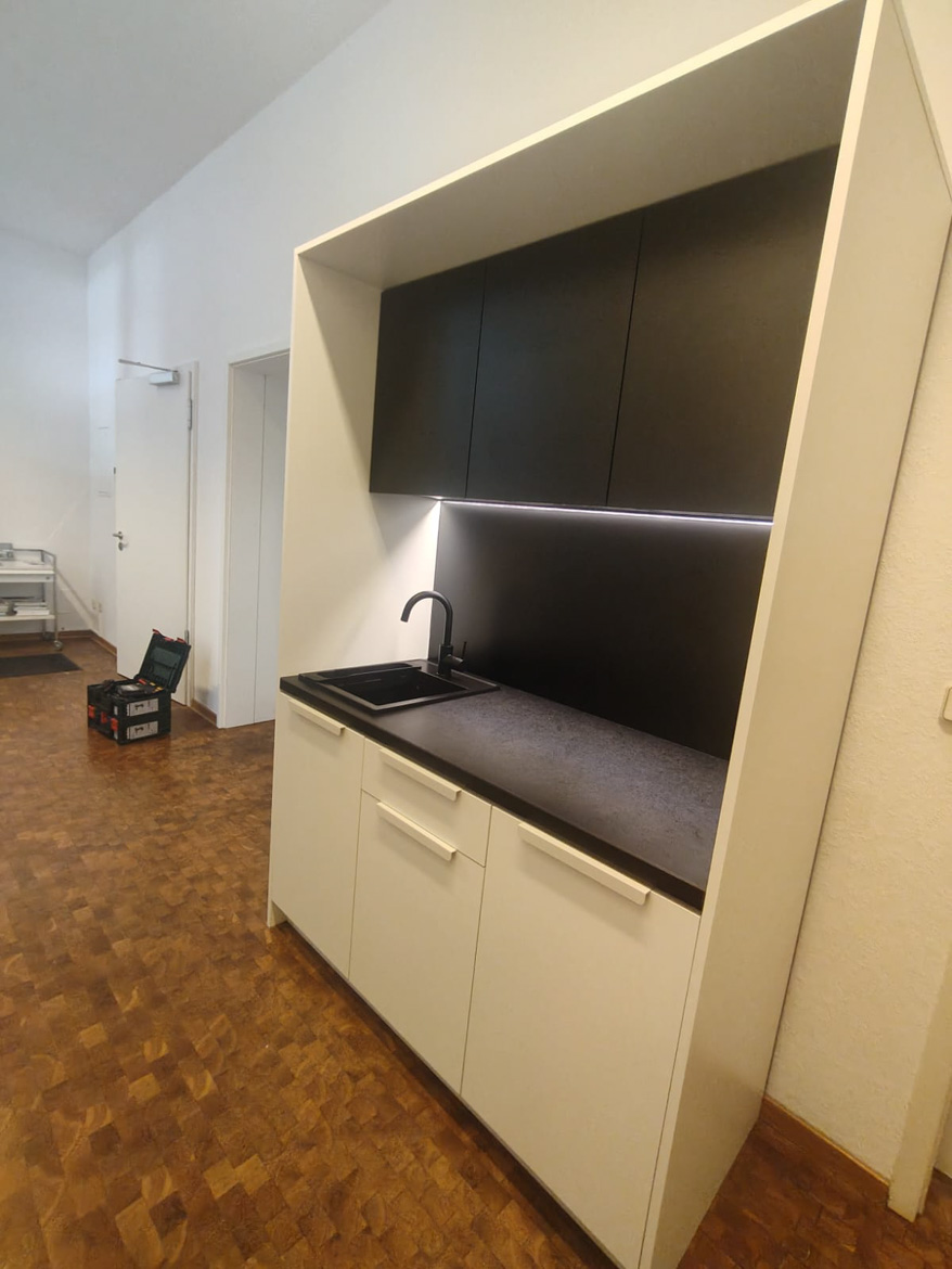 Coin cuisine pour un cabinet d'architecture et d'ingénierie à Francfort, en Allemagne