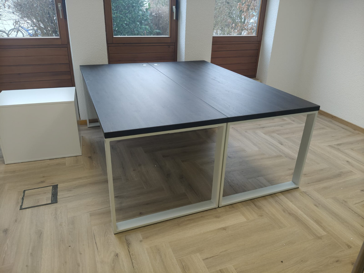Bureaux en ébène avec caissons pour une agence immobilière à Bad Waldsee (Allemagne)